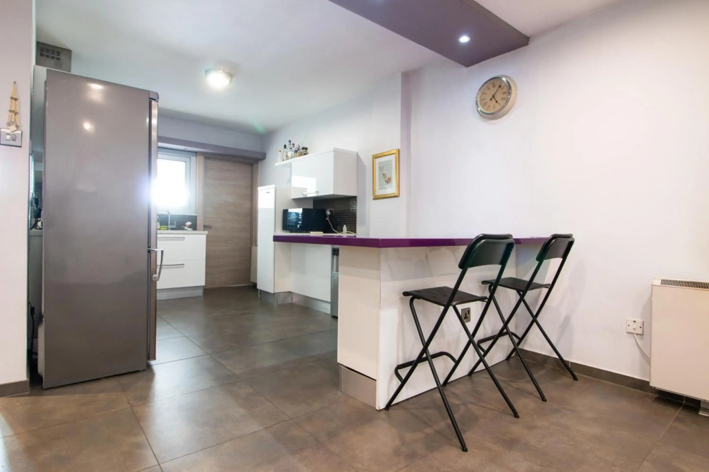 Renovated 2-bedroom flat with free parking, center