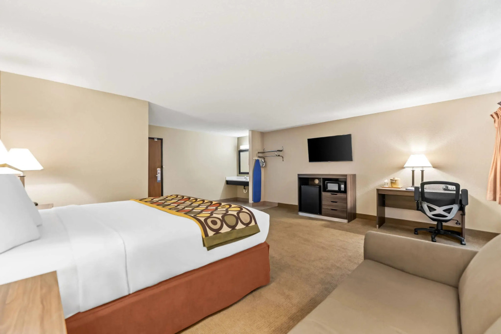 Super 8 by Wyndham Elgin