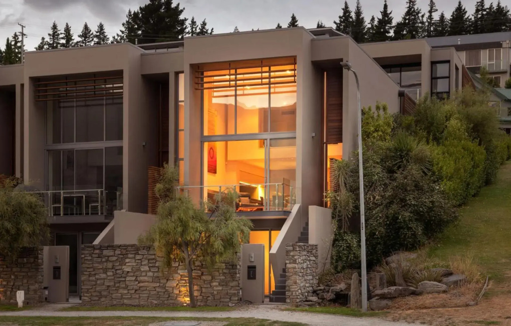 Lake Edge - Sleeps 6 - Centrally Located - Lake & Mountain Views