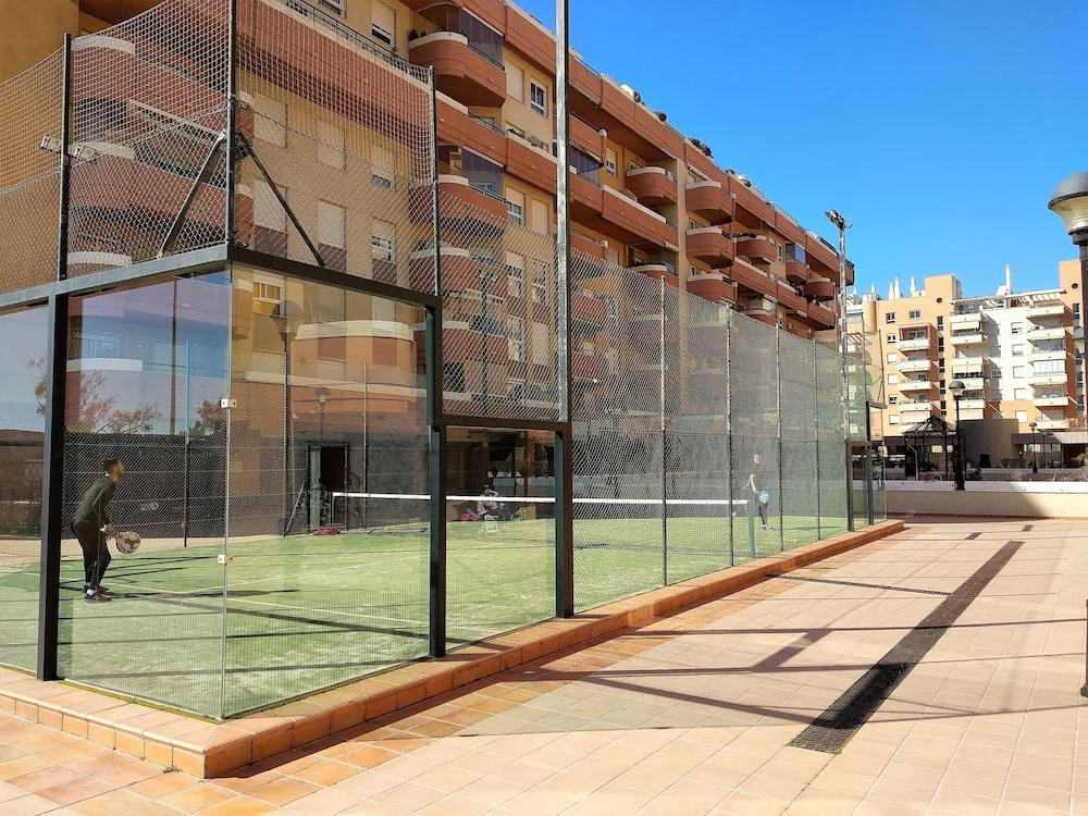 Apart. con piscina frente al mar