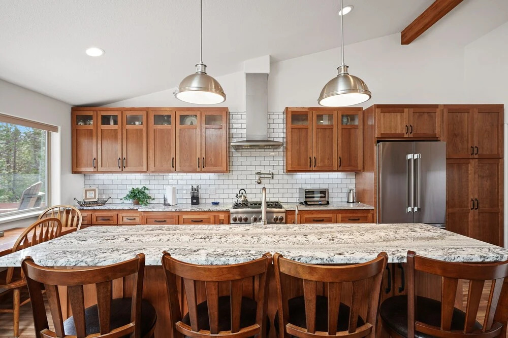 Super Coop 5 Bedroom Home by RedAwning, Bend