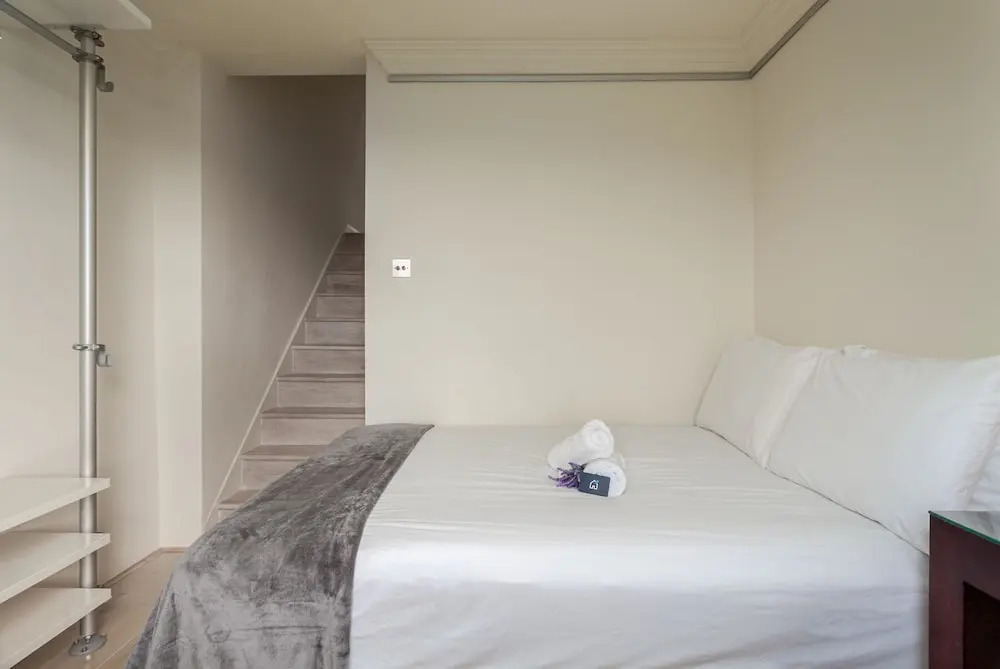 Bright Eardley Crescent Nest