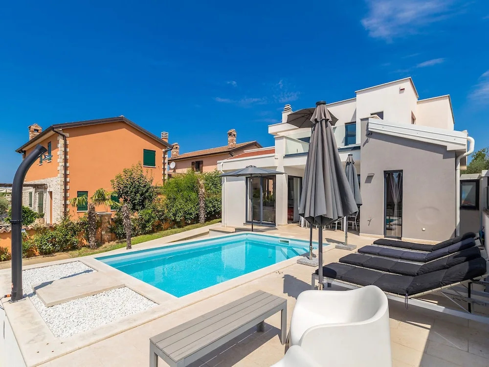 Wonderful Villa in Labinci - Kastelir with Swimming Pool
