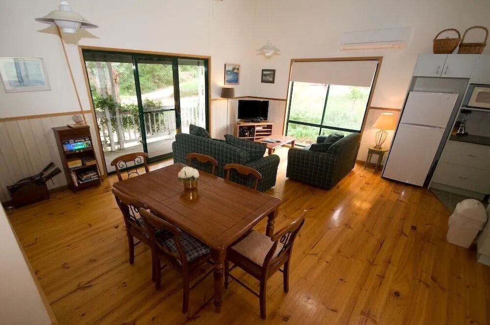 Cliff House Cottage - Modern Metung Retreat