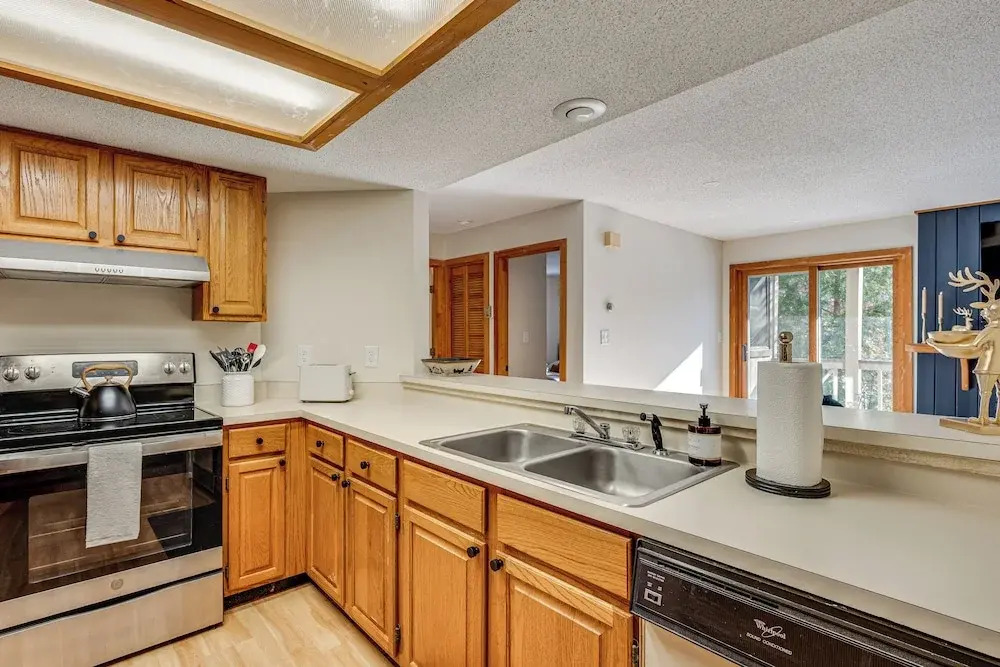 Riverfront Lincoln Condo w/ Patio + Pool Access!