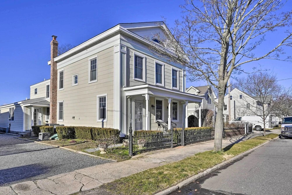 Bright Apartment - 1/2 Mi to Greenport Harbor!