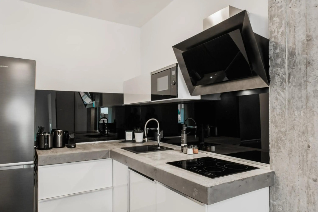 Industrial 1BR Apartment in Ampelokipoi Area by UPSTREET