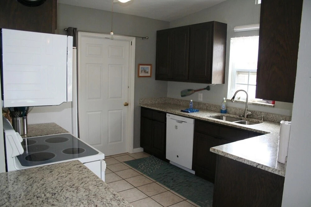 Hibiscus Breeze - Newly Renovated 3 BR Home - Shared Hot Tub