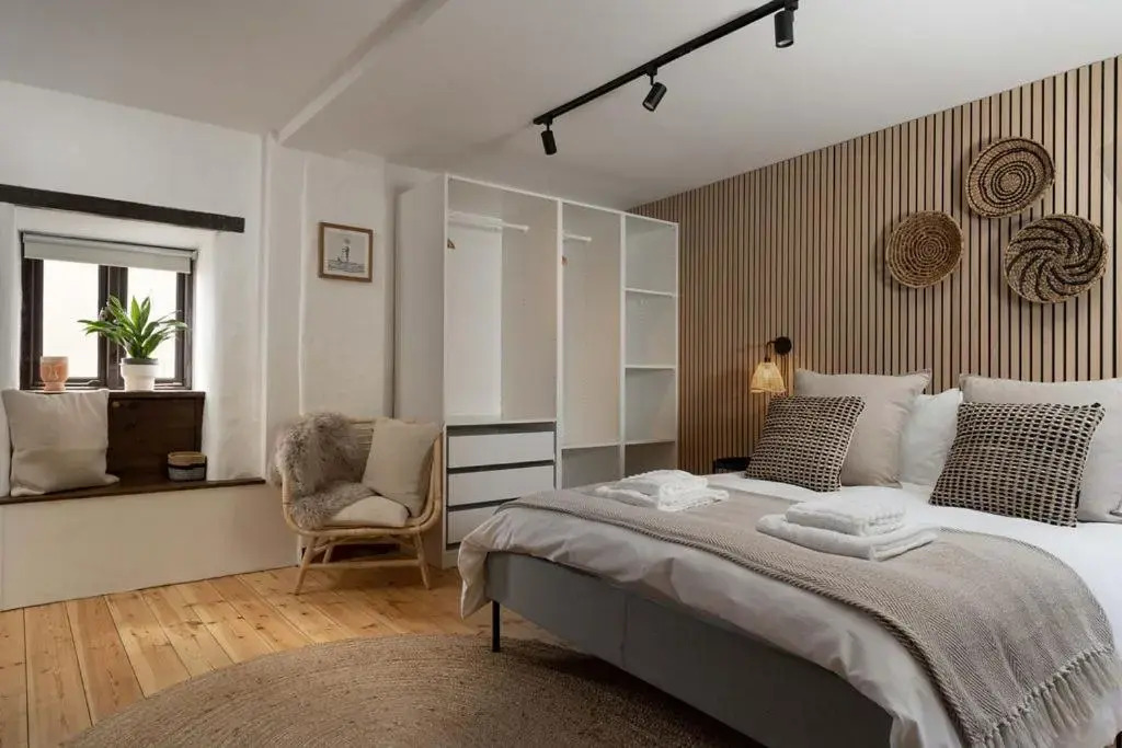 Spacious barn conversion, walk to 3 beaches