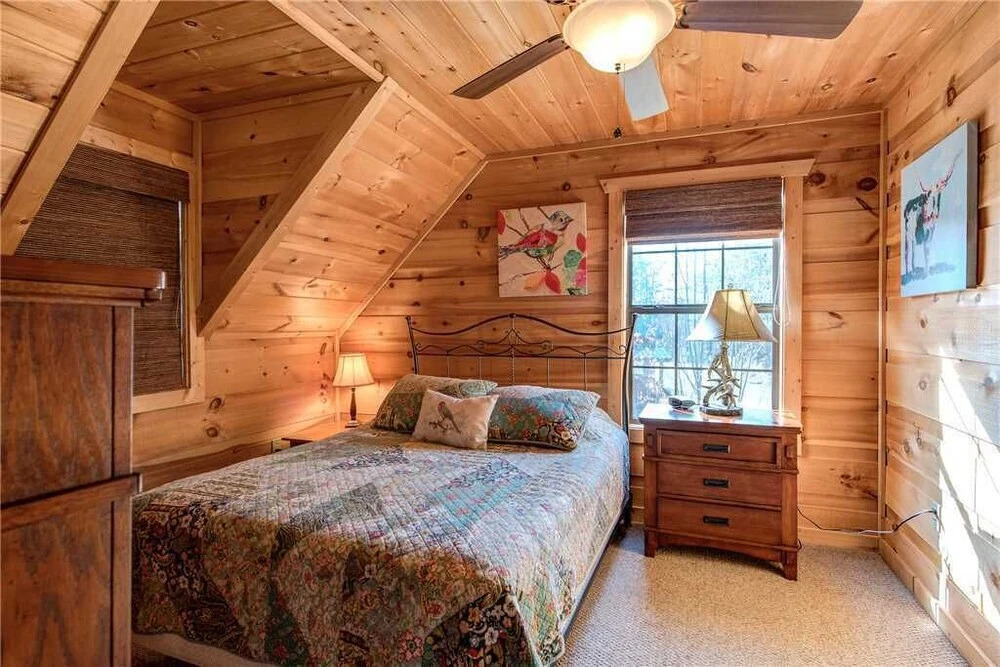 Bear Pause 4 Bedroom Home with Hot Tub