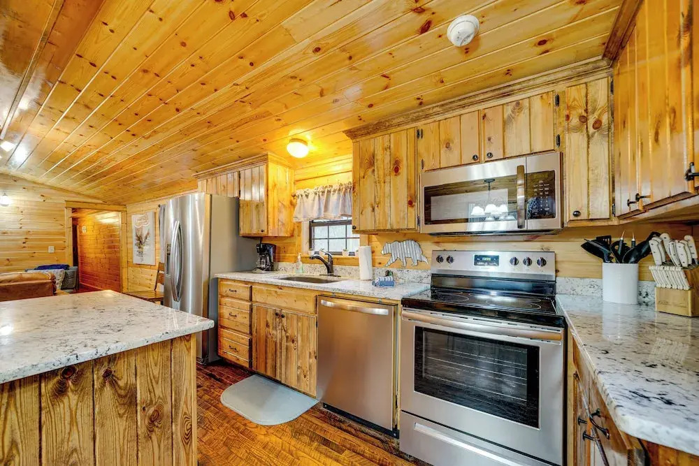 Broken Bow Abode w/ Hot Tub < 7 Mi to Lake!