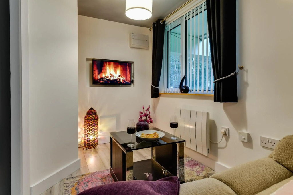 1 Bedroom Swinley Apartment Wigan, A Walk to Albert Infirmary & Town Centre, Free Parking