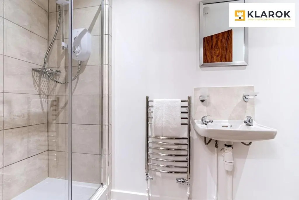 LONG STAYS 25pct OFF - Spacious 3 Bed with Parking & Keyless Access By Klarok Short Lets & Serviced Accommodation