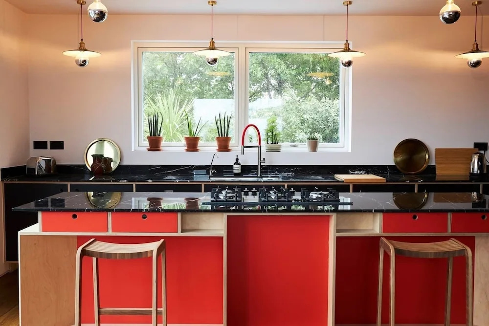 3-bed Flat w/ 2 Terraces in Hackney, East London!