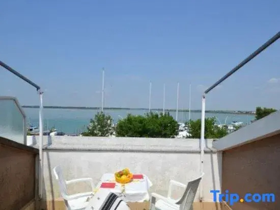 Spacious and Bright Flat With Swimming Pool - Beahost