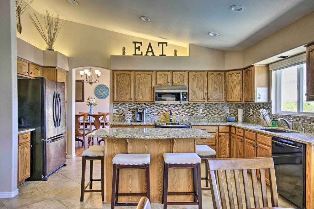 Boat Dock, Game Room! Lakefront Glendale Getaway