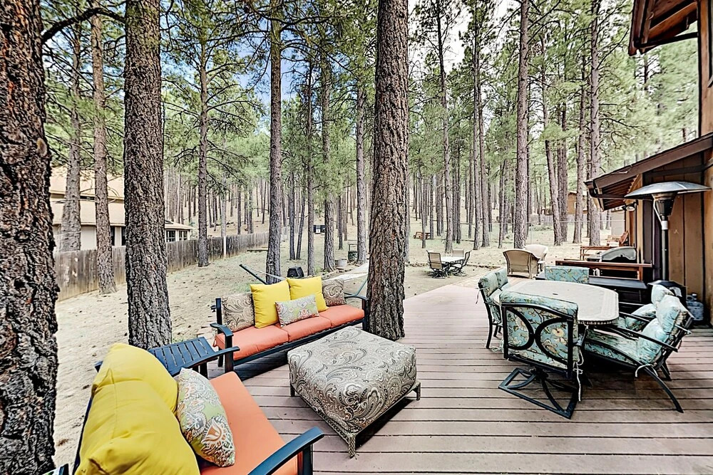 Lavish W/ Hot Tub, Game Room - Near Skiing 4 Bedroom Home