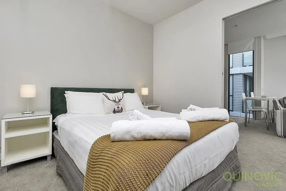 QV Spacious Viaduct Harbour Apartment - 819
