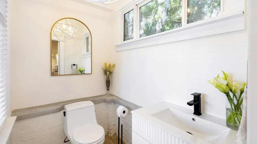 Venice Veranda by Avantstay 3-min Walk to Beach + Rare Walk Street EV Charger + Firepit + Outdoor Dining