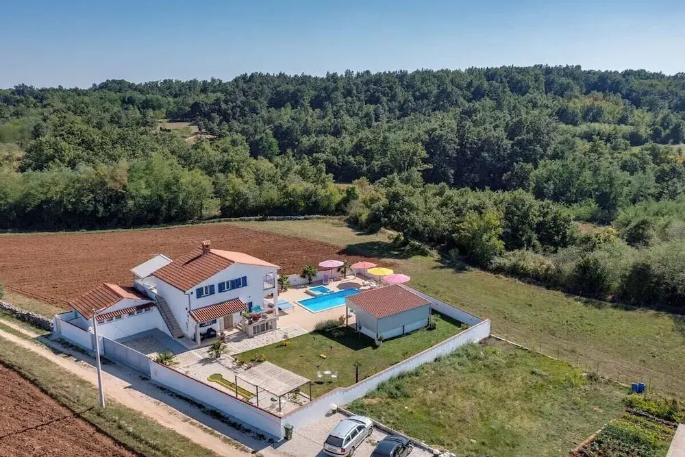 Family home with hydromassage pool & fun activities