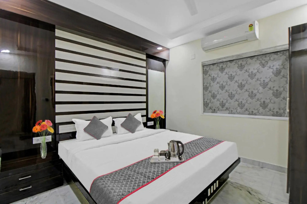 OYO Townhouse 1128 Hotel Royal Palm Inn