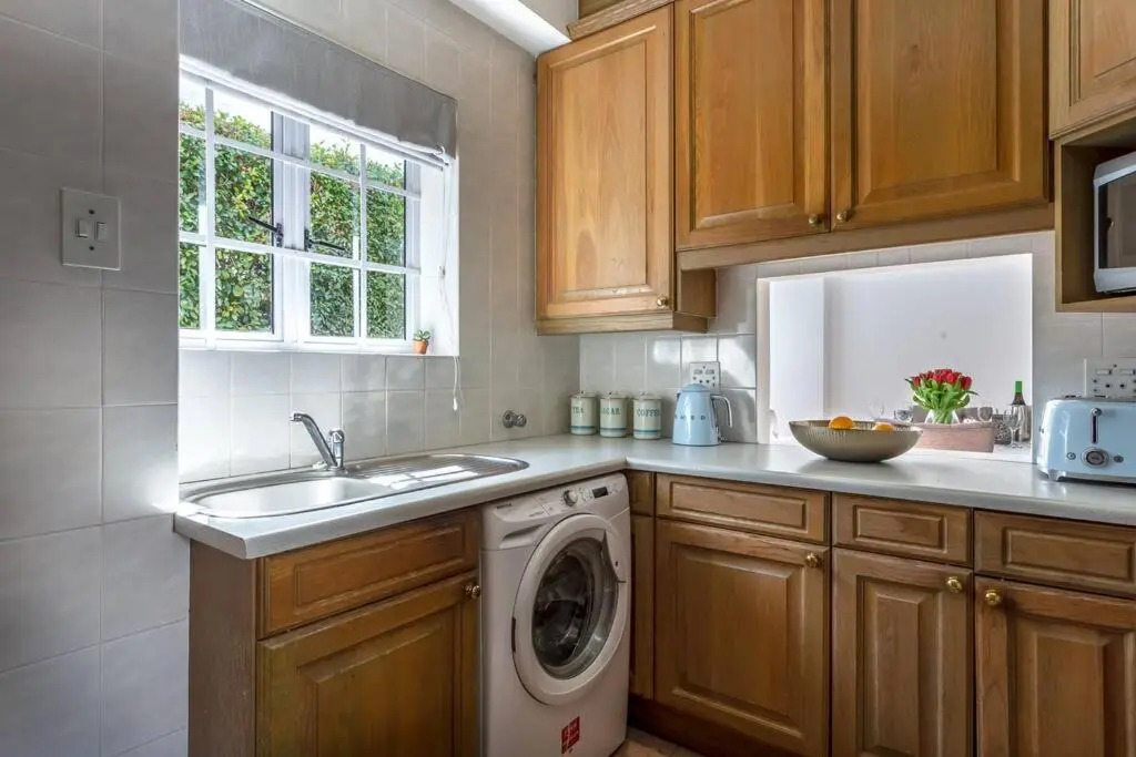 Beautiful 2 bed cottage along Constantia Wine route with pool