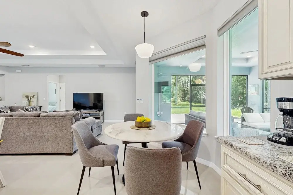 Spacious House With Private Covered Patio, Work Station, Full Kitchen and Grill