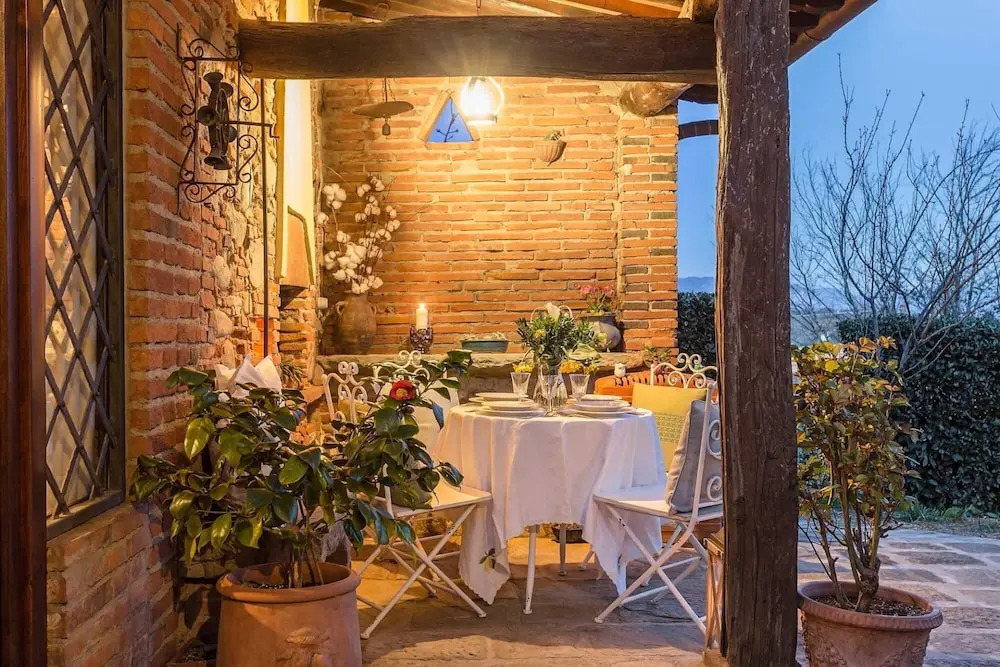 Rosyabate Cottage, with Private Garden and views between Lucca and Pistoia
