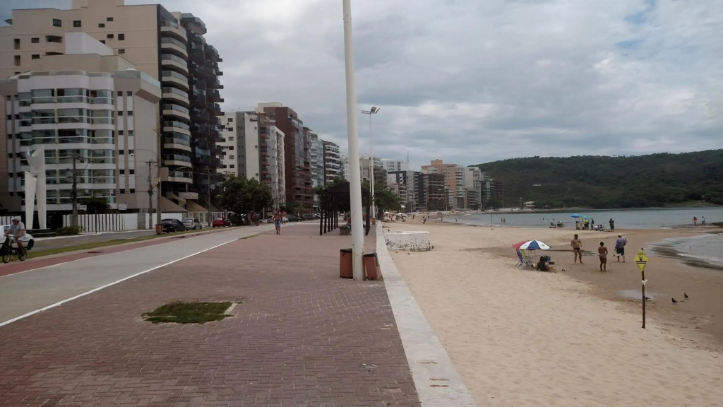 Apartamento vista para o mar, com suíte, elevadores e garagem