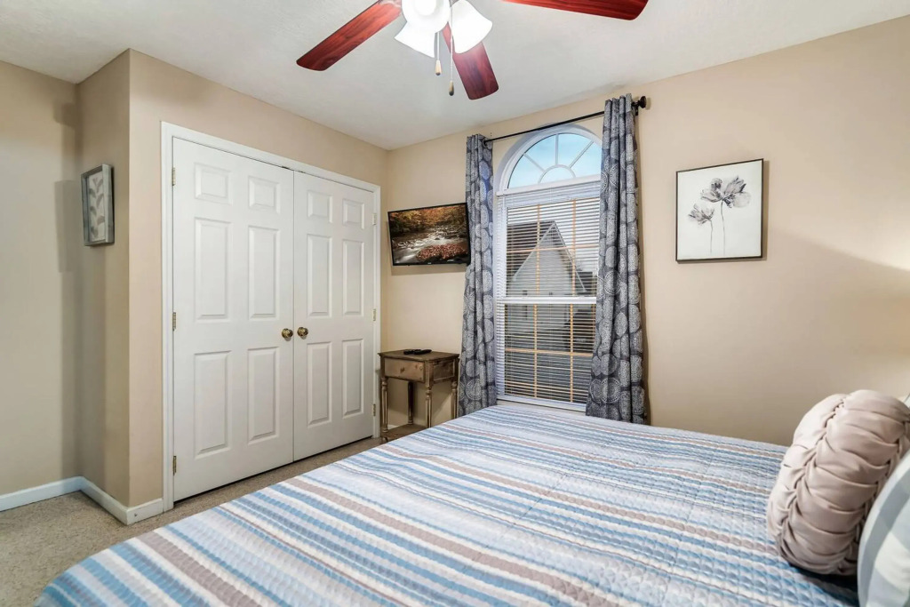 1 Mile to Pkwy Pets Hot Tub Creekside Porch