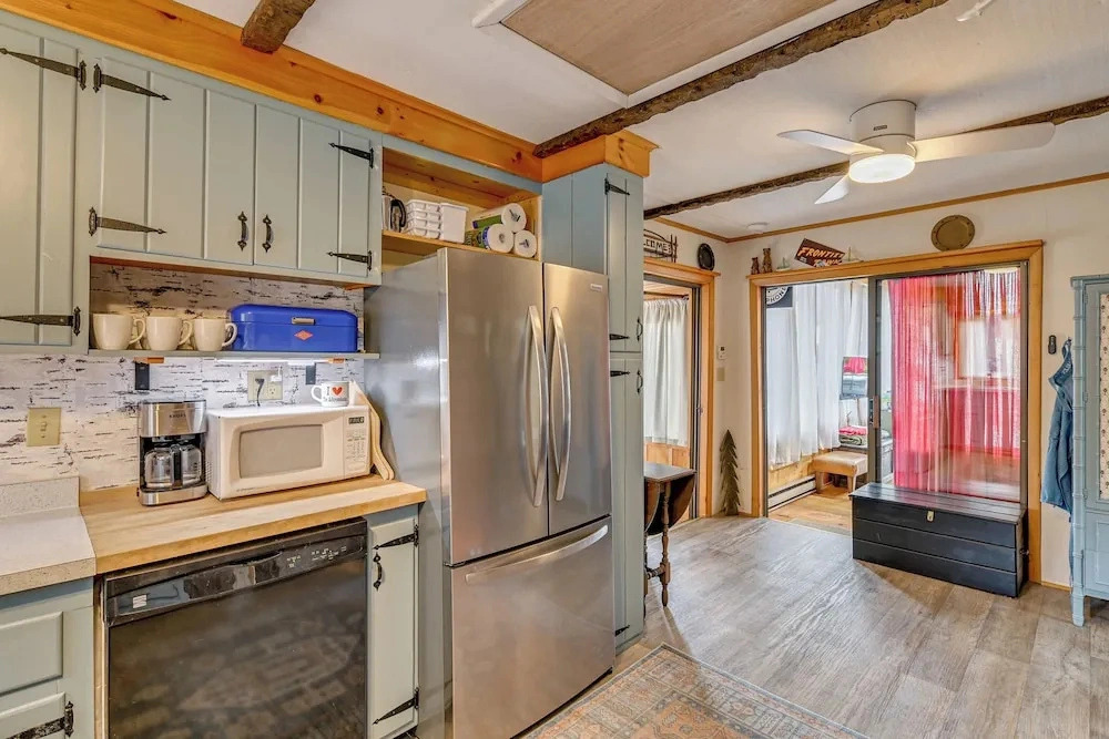 Cabin w/ Shared Beach & Great Views, Walk to Town