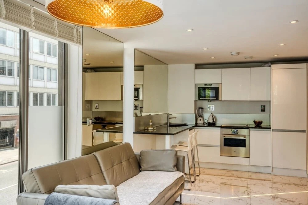 Stylish 1bdr Apt W/balcony, Near Victoria Station