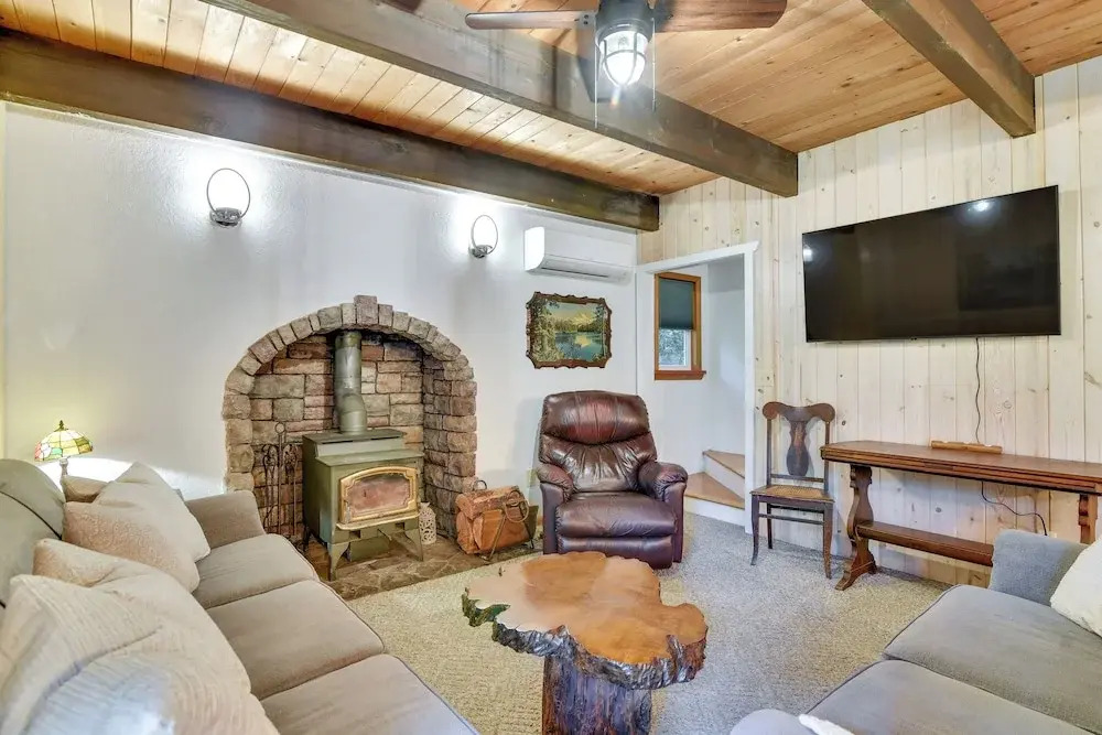 Peaceful Mt. Hood Cabin w/ Hot Tub & Fire Pit!