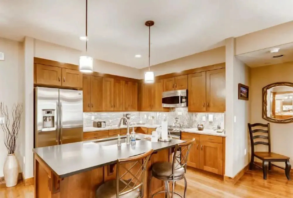 Luxury 2 Bedroom Mountain Vacation Residence With Hot Tub, Pool, and Easy Access to Ski Slopes