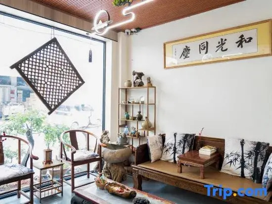 Heguang Tongchen Inn (Jianshui Ancient City Huancuilou Store)
