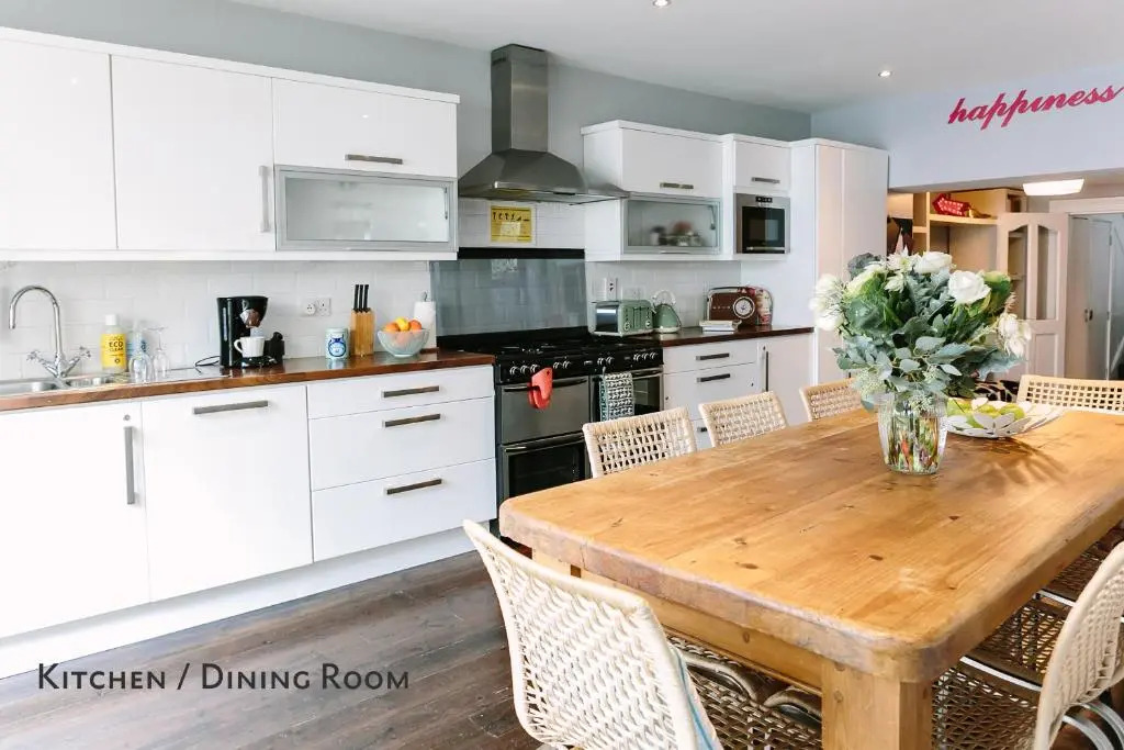 Cosy Home; Sleeps 10/11. City 15 minutes’ walk