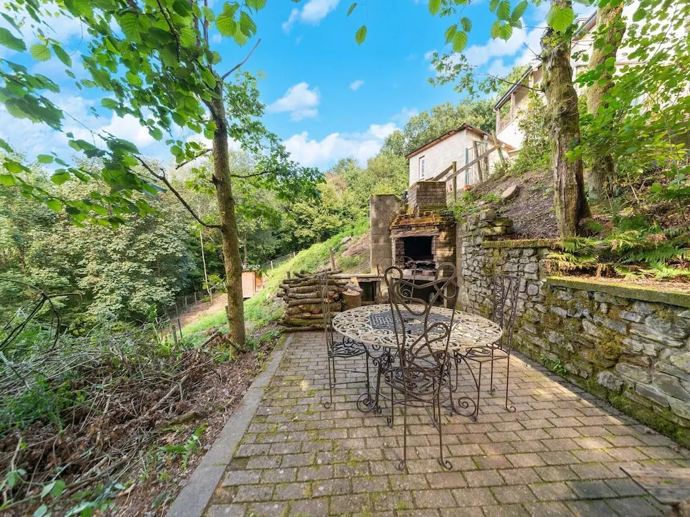 Forest-Edge Hideaway, Bouillon