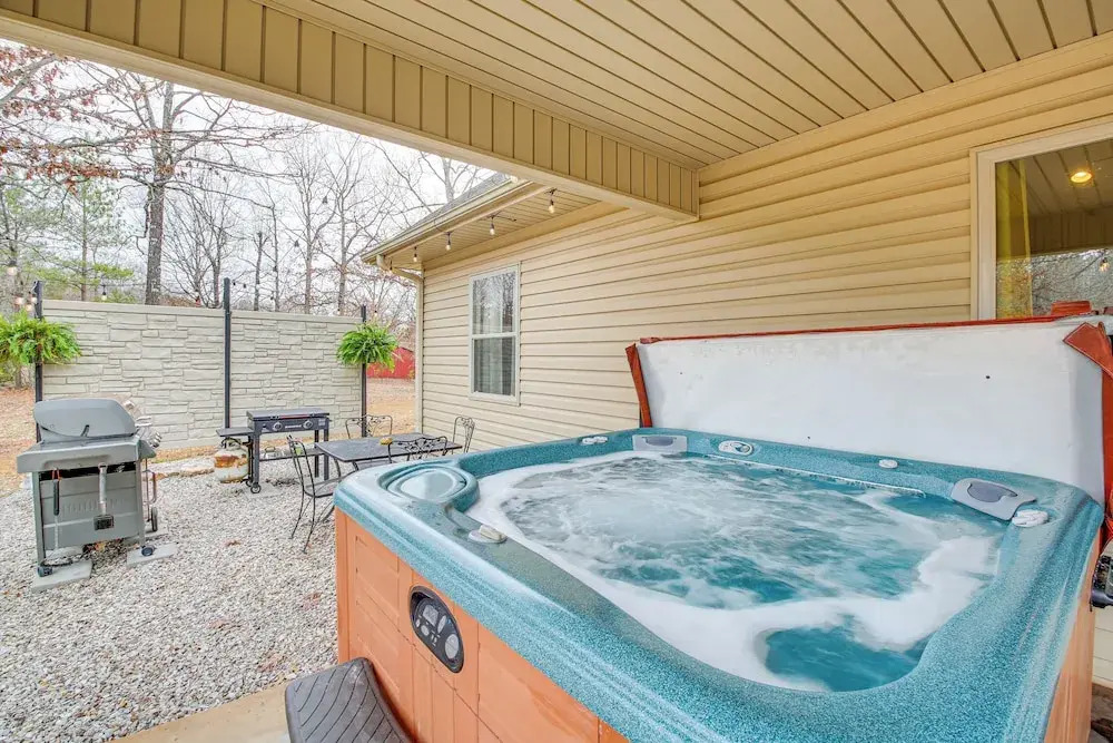 < 5 Mi to Lake Desoto: Grand Hot Springs Home