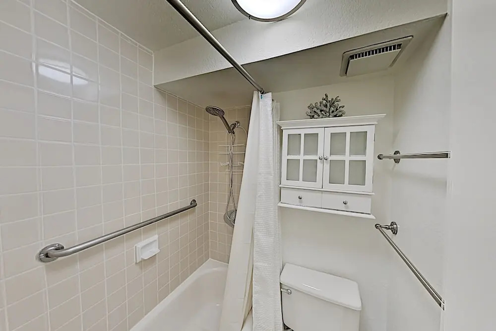 Hawaiian Monarch 203 2 Bedroom Condo by Redawning