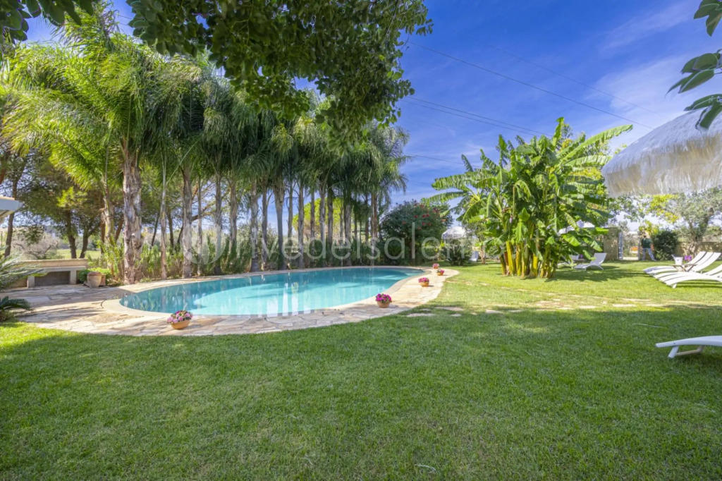 Flat in Villa Reginella with large garden and shared pool just a few minutes from the center of Lecc-Reginella Suite