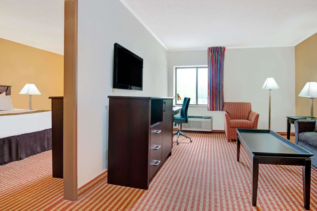 Days Inn and Suites Kansas City South