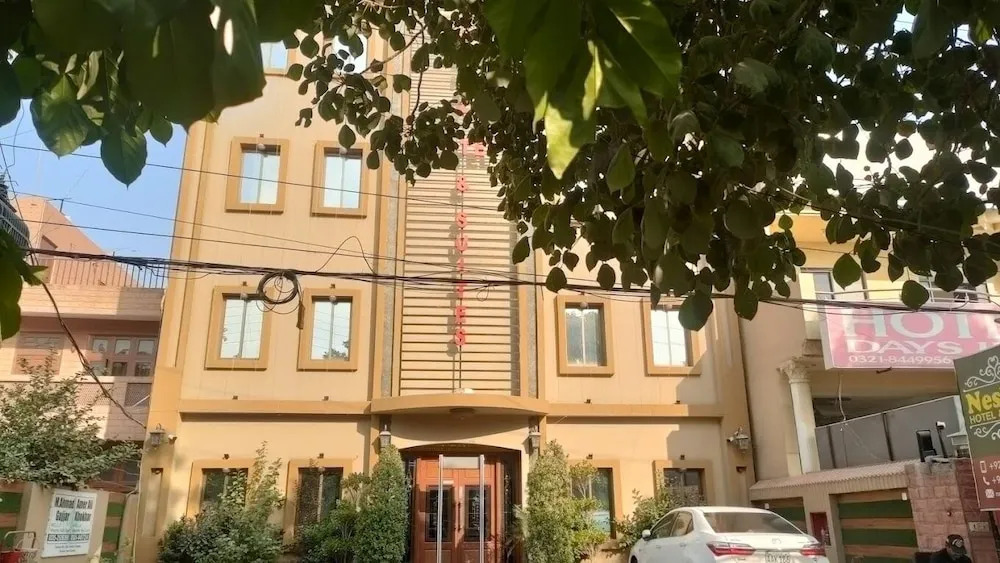 HOTEL DAY IN Empouriem
