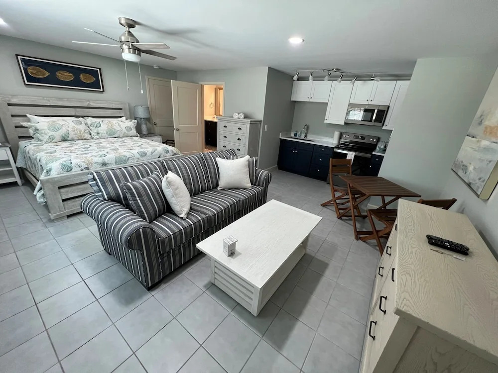 Tarpon Tale Inn