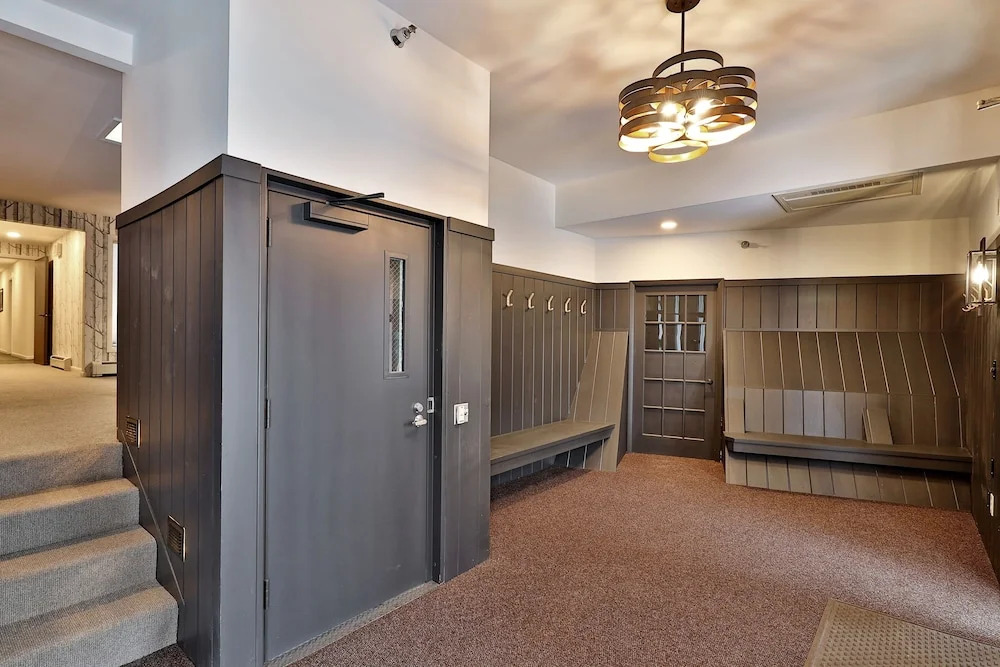 Rent An Inn! Takeover the Birch Ridge with your group, Mountain Lodge- 11 Rooms, Bar, Fireplace, 28ppl home