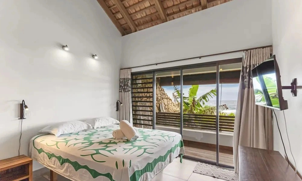 Coastal Bliss 1BR Bungalow by the Sea in Moorea