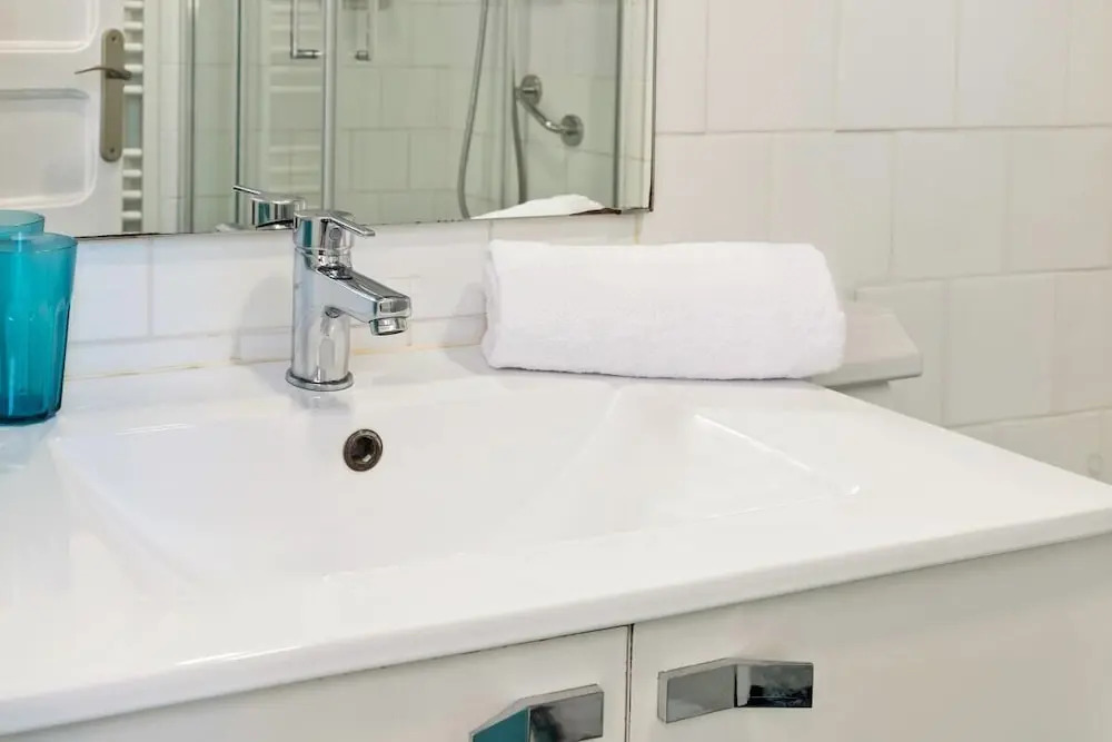 3 Bedroom Apt W/balcony 4 min to Tube