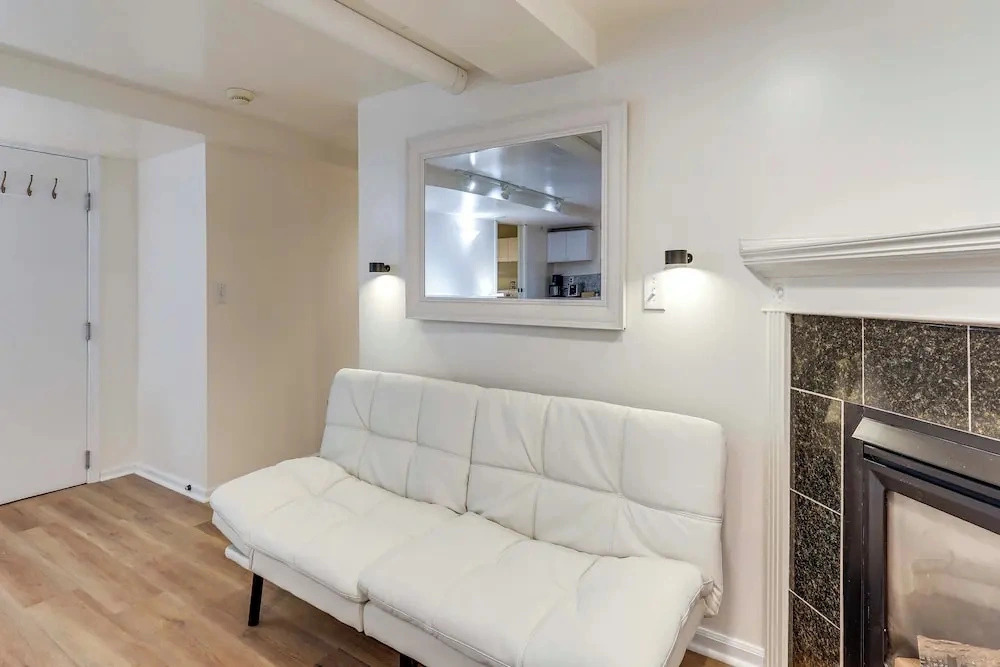 Walkable Green Lake Studio w/ Fireplace