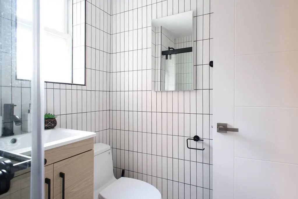 39-3 Newly Renovated 3 BR Prime Midtown Sleeps 6