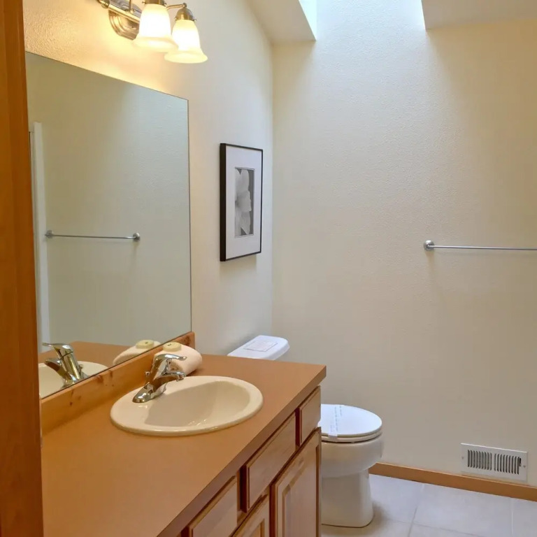 Mt Baker Rim Cabin 70 A pet Friendly Vacation Home With a hot tub and Wifi