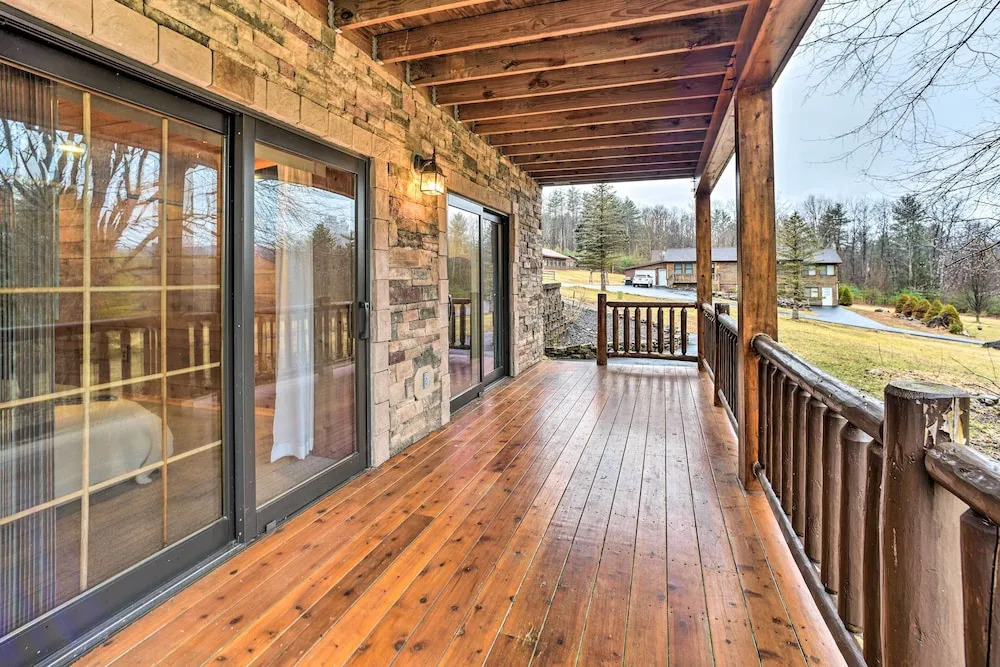 Spacious Cabin w/ Decks Near Saratoga Race Course!